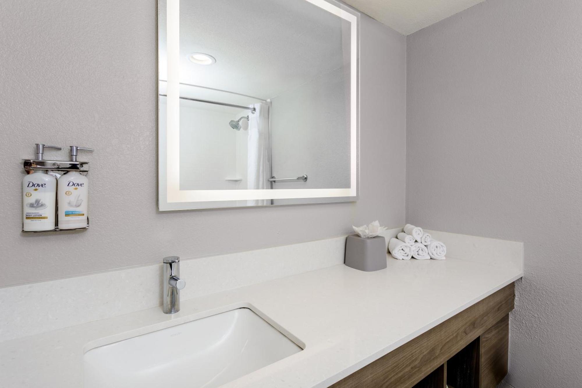 Holiday Inn Express & Suites Oceanfront Daytona Beach Shores By Ihg Екстериор снимка