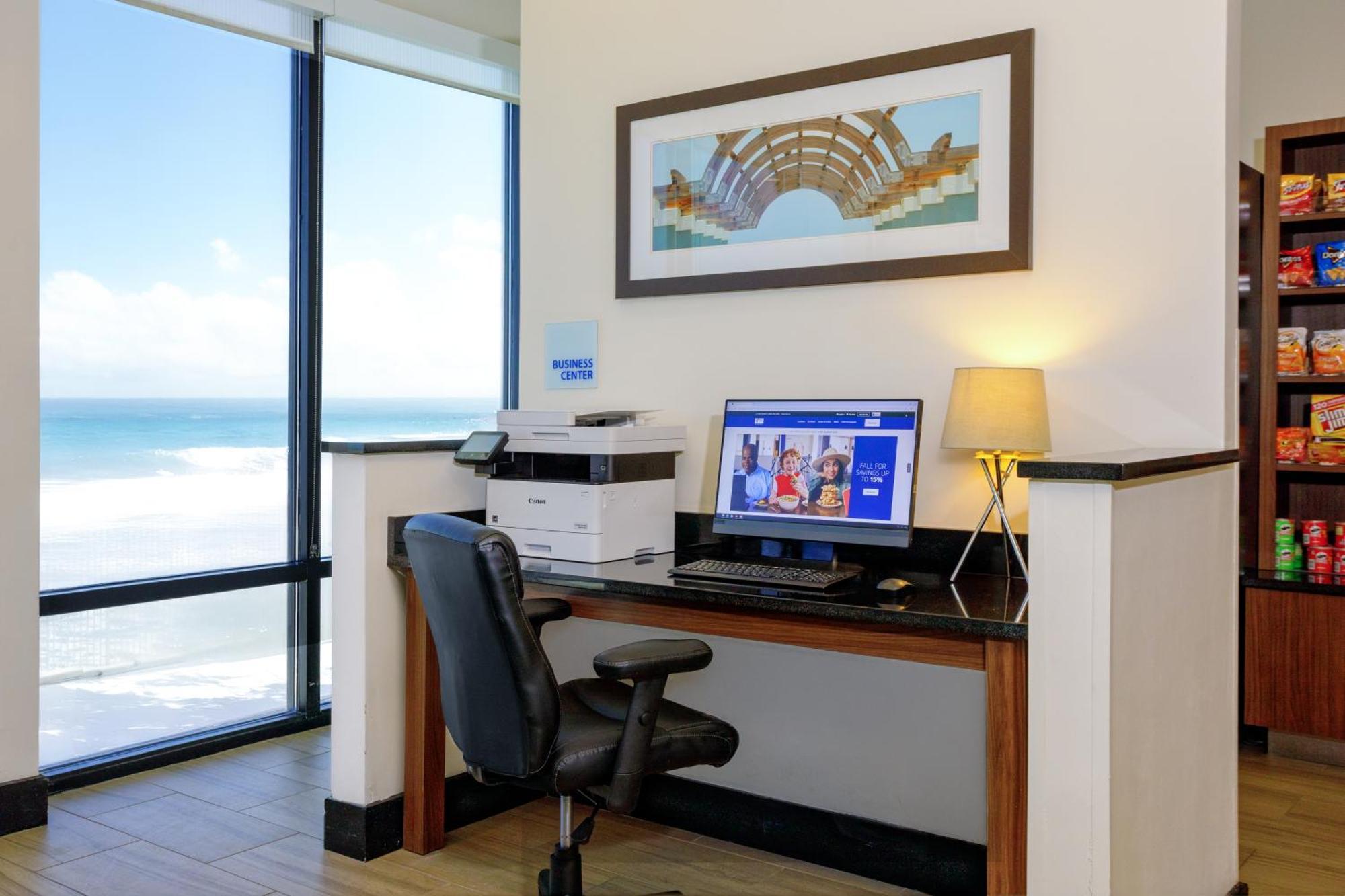 Holiday Inn Express & Suites Oceanfront Daytona Beach Shores By Ihg Екстериор снимка