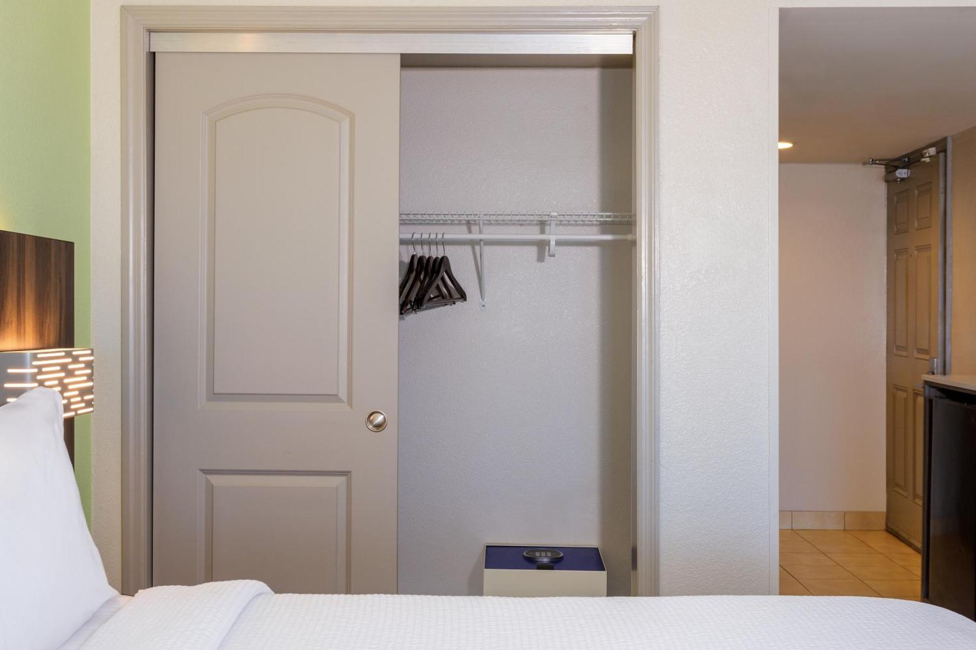 Holiday Inn Express & Suites Oceanfront Daytona Beach Shores By Ihg Екстериор снимка