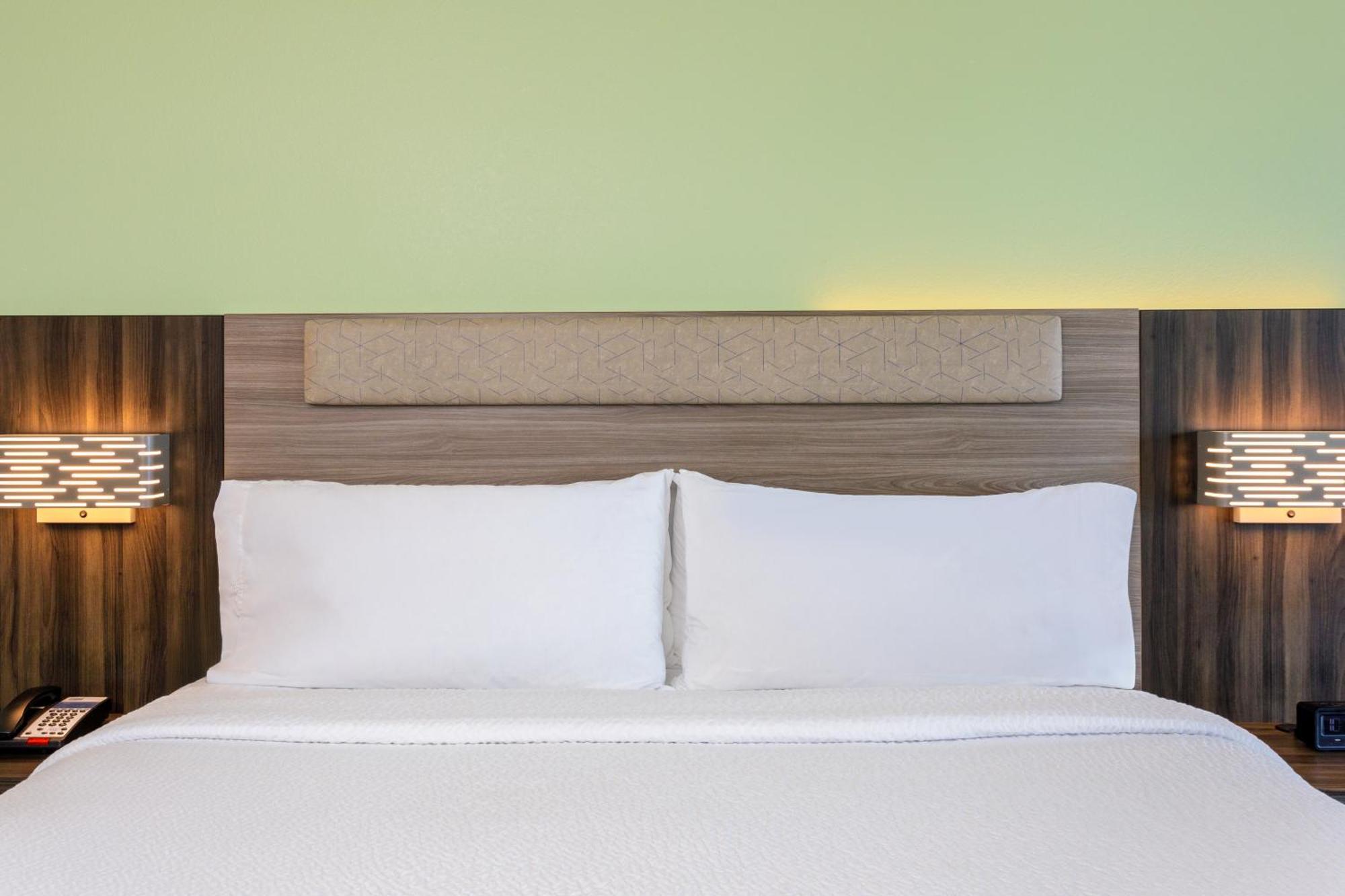 Holiday Inn Express & Suites Oceanfront Daytona Beach Shores By Ihg Екстериор снимка